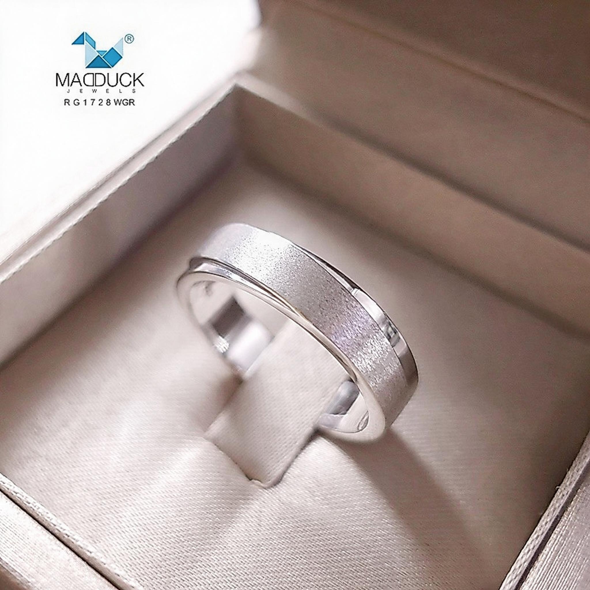 Madduckjewels RG1728WGR แหวนเงินแท้ 925 ชุบโรเดียม แหวนกว้าง - กล่องของขวัญ