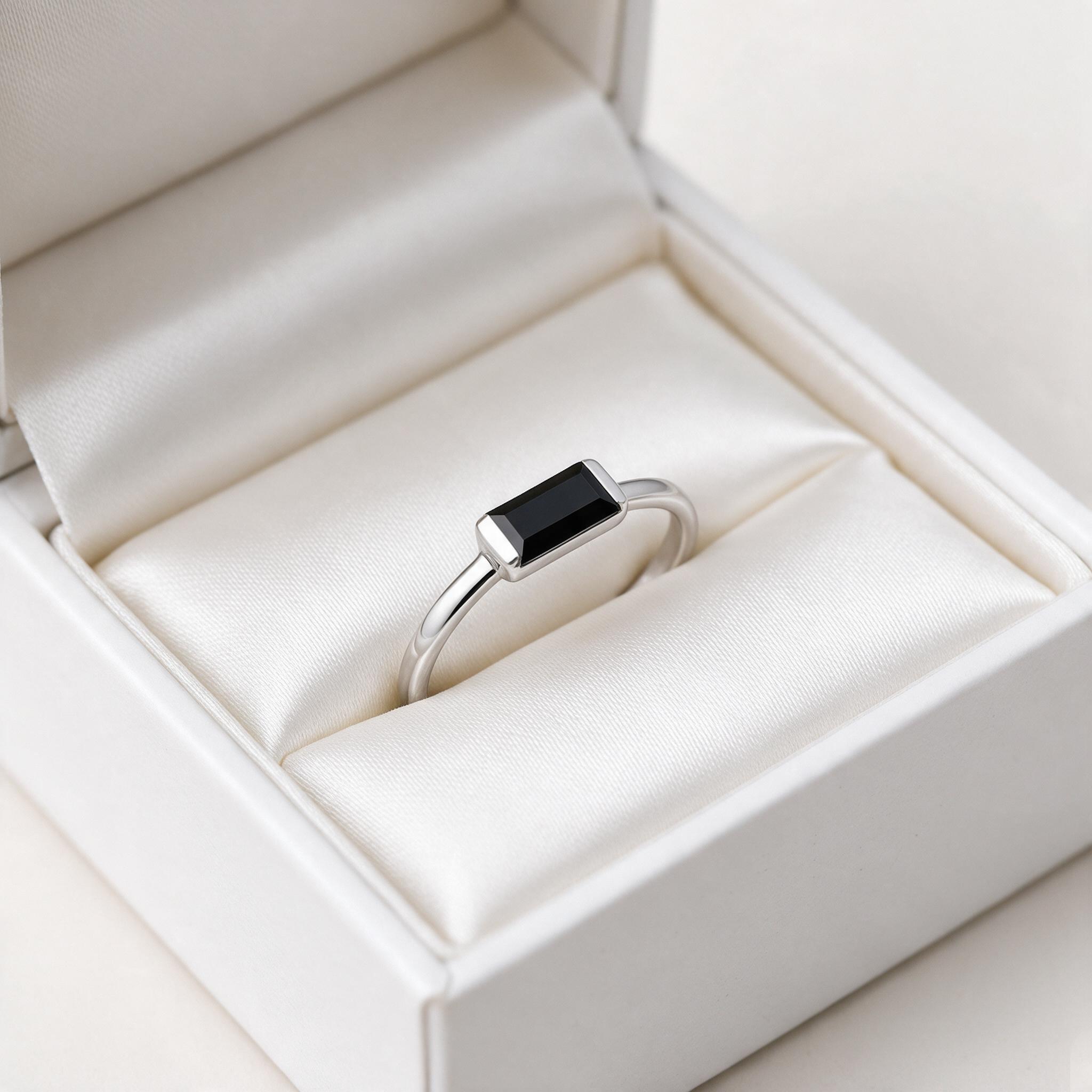 Moonsilver แหวนรุ่น Natural Baguette แหวนเงินแท้925 ฝังอัญมณ - กล่องของขวัญ